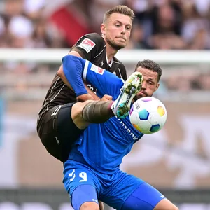 Hauke Wahl (St. Pauli) im Zweikampf mit Luc Castaignos (1. FC Magdeburg)