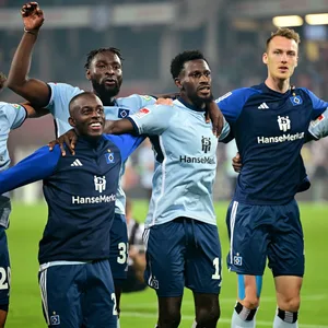 Sebastian Schonlau feiert in Hannover