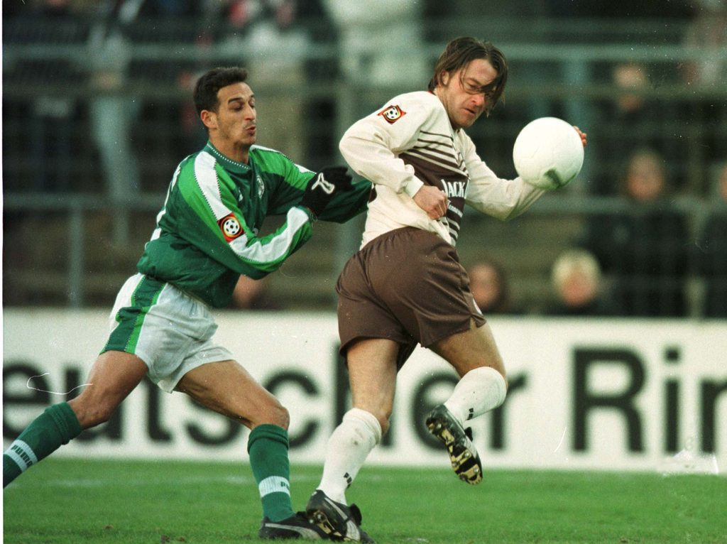 Rachid Azzouzi in jungen Jahren im Fürther Trikot gegen den FC St. Pauli und Markus Lotter (Foto von 1998)