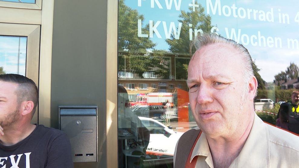 Gunnar Gosewinkel saß auf der Terrasse, als der Mercedes in der Bäckerei einschlug.
