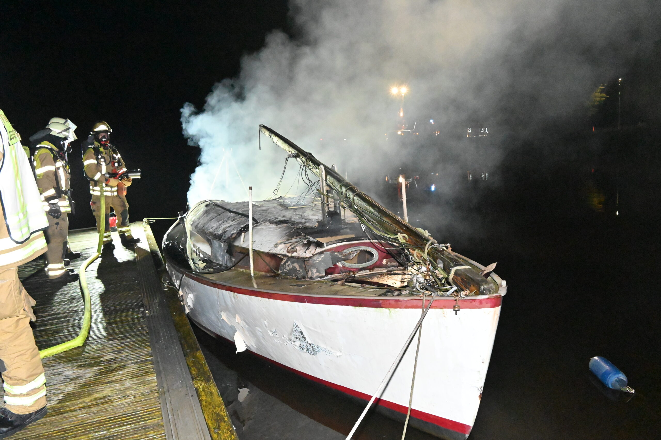 Das Boot im Stader Hafen konnte nicht mehr gerettet werden, der Besitzer wurde bei dem Brand leicht verletzt.