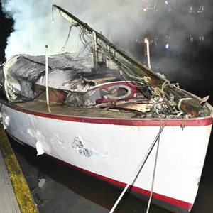 Das Boot im Stader Hafen konnte nicht mehr gerettet werden, der Besitzer wurde bei dem Brand leicht verletzt.
