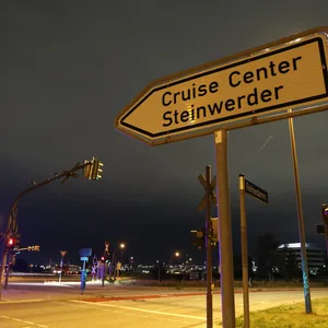 Ein Streifenwagen sperrt die Zufahrt zum Cruise Center Steinwerder ab. In der Nähe ist am Dienstagabend eine 1000-Pfund-Bombe aus dem Zweiten Weltkrieg gefunden worden.