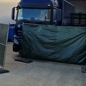 Beim Zurücksetzen geriet der Mann zwischen Lkw und Laderampe und wurde tödlich verletzt.
