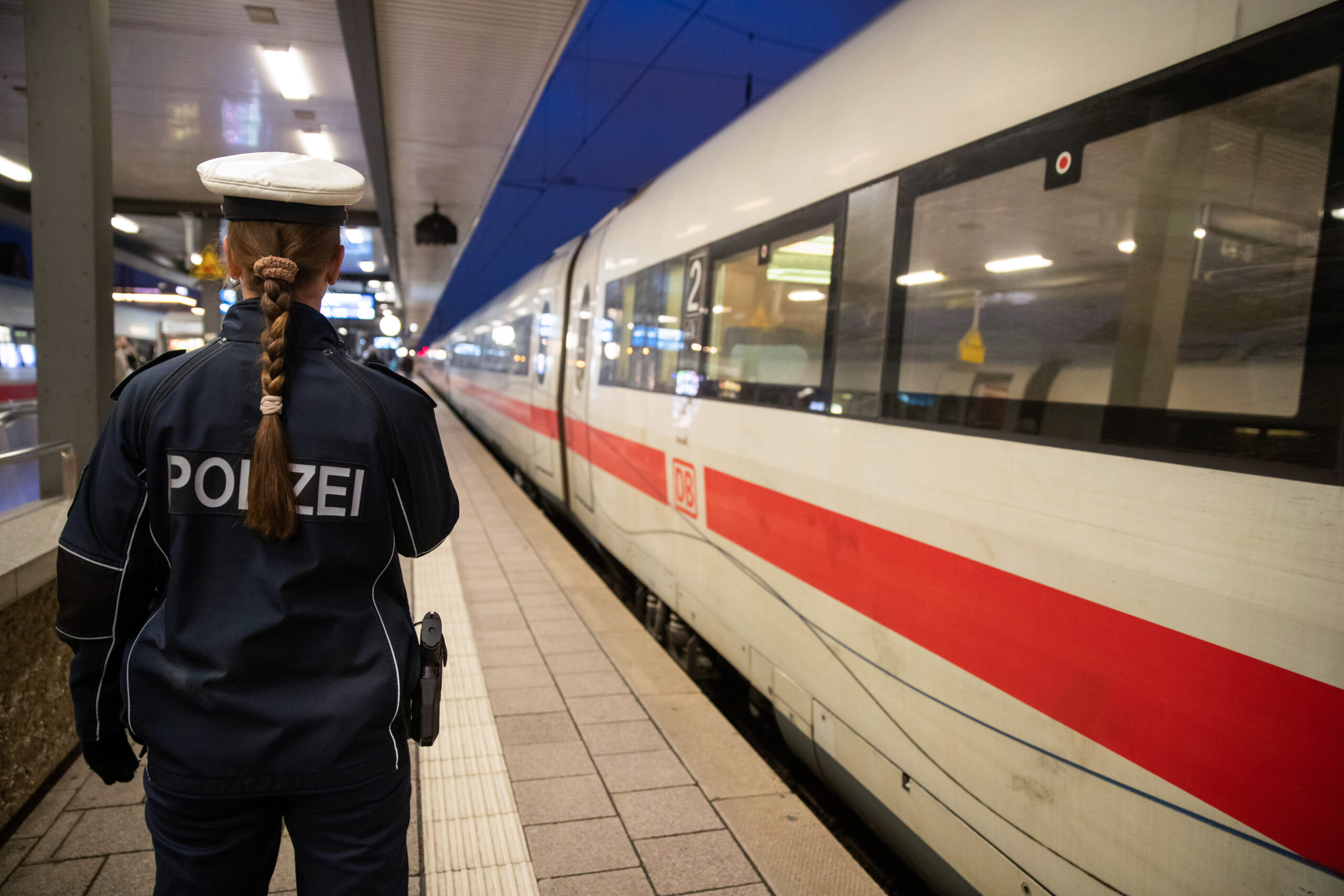 Der Mann war in einem ICE ohne Ticket unterwegs, als er kontrolliert wurde (Symbolfoto).