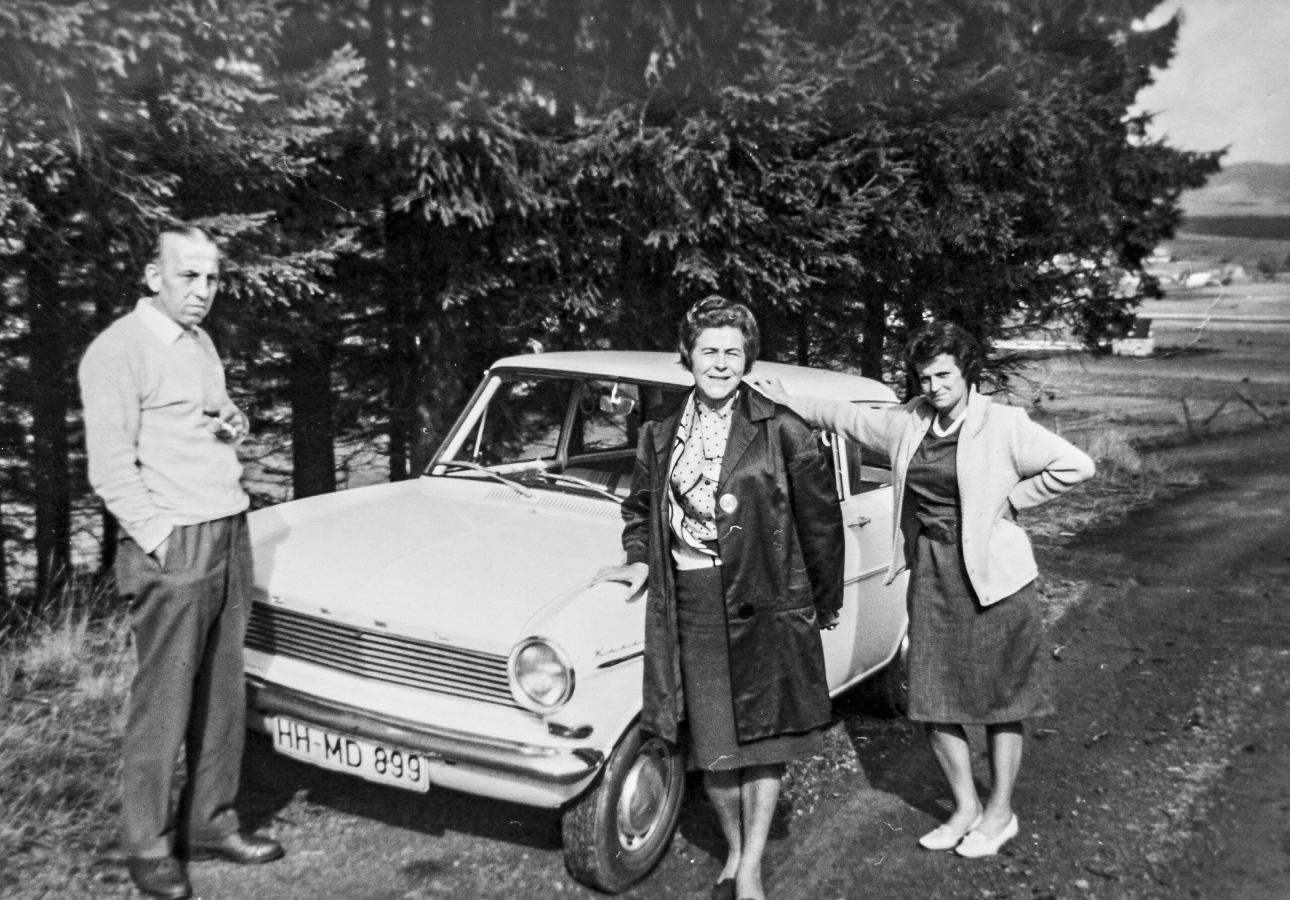 Diese Hamburger genießen mit ihrem Opel Kadett A in den 60er Jahren einen Ausflug ins Grüne.