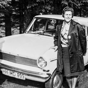 Diese Hamburger genießen mit ihrem Opel Kadett A in den 60er Jahren einen Ausflug ins Grüne.