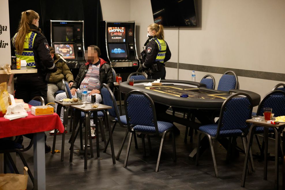 Polizistinnen bei einer Razzia gegen illegales Glücksspiel in Billstedt.