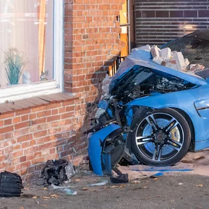 BMW kracht gegen Hauswand – ein Toter