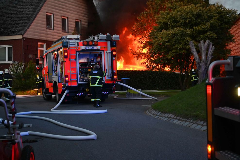 Flammen und hohe Rauchsäule – Feuerwehr löscht Brand in Neuland