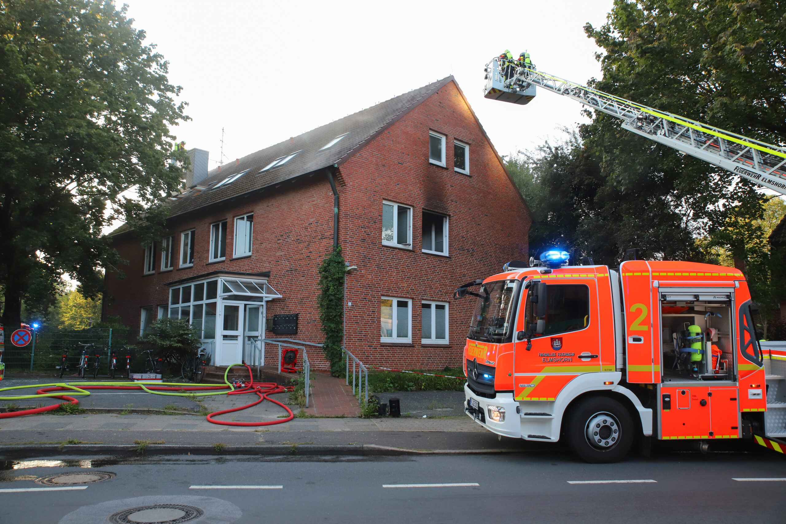 Brand in Dachwohnung nahe Hamburg – 80 Feuerwehrmänner im Einsatz