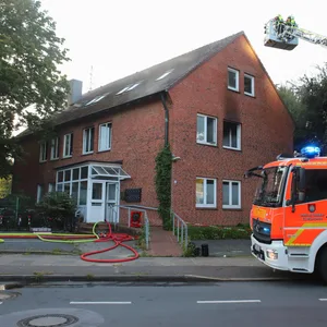 Brand in Dachwohnung nahe Hamburg – 80 Feuerwehrmänner im Einsatz