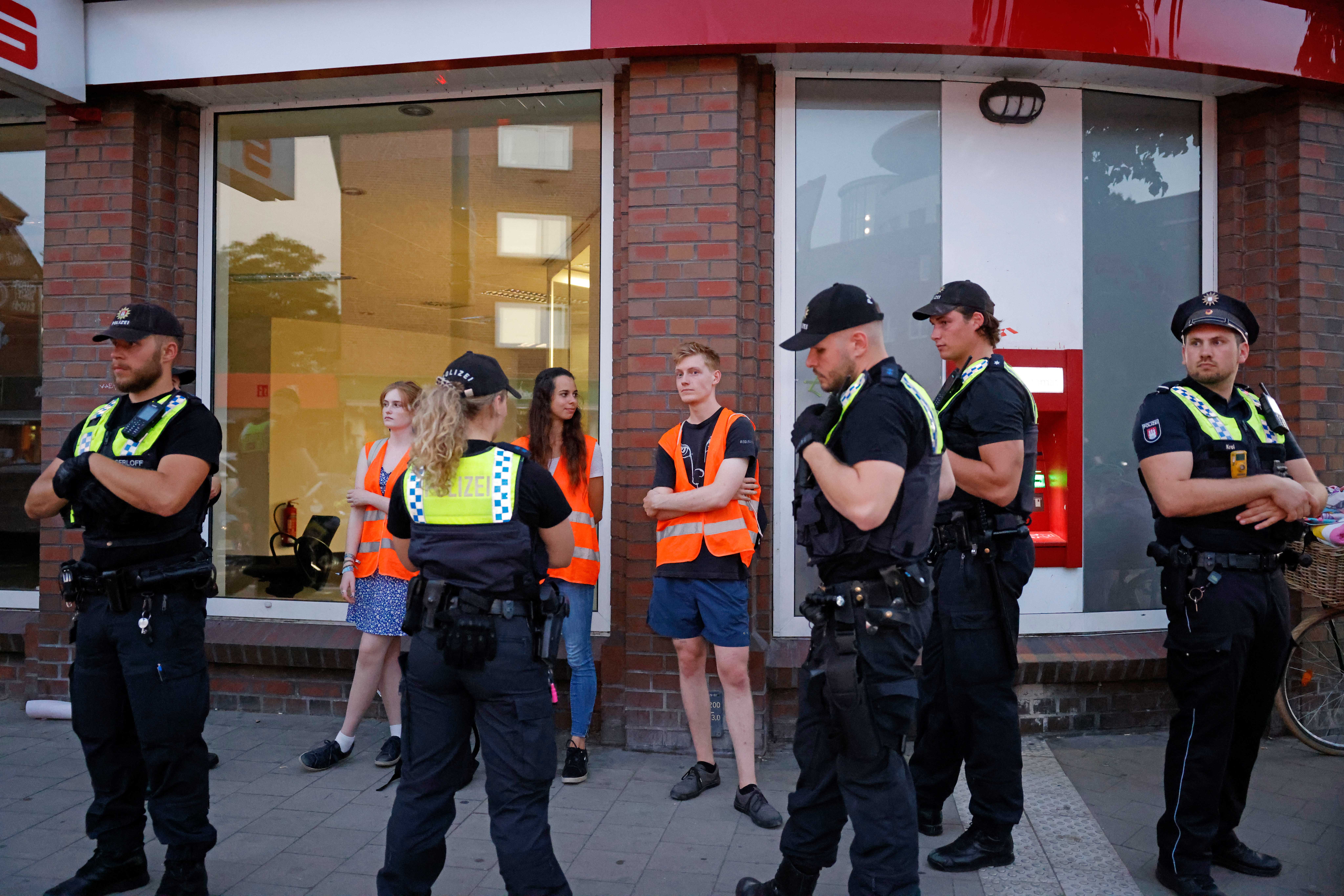 Die Polizei stoppte eine kleine Gruppe von Klima-Aktivist:innen bei einer Demo in Hamburg.