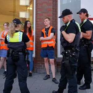 Die Polizei stoppte eine kleine Gruppe von Klima-Aktivist:innen bei einer Demo in Hamburg.