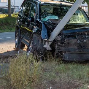 Die einzige Laterne weit von breit von Auto gerammt – ein Schwervelertzter bei Unfall nahe Hamburg