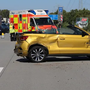 Auf der A7 bei Quickborn sind am Freitagmittag drei Fahrzeuge miteinander kollidiert, sechs Menschen wurden verletzt.