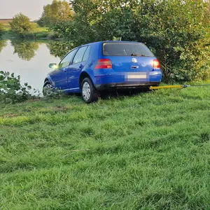 Die Feuerwehr musste in Brunsbüttel ein Auto aus einem Teich ziehen.