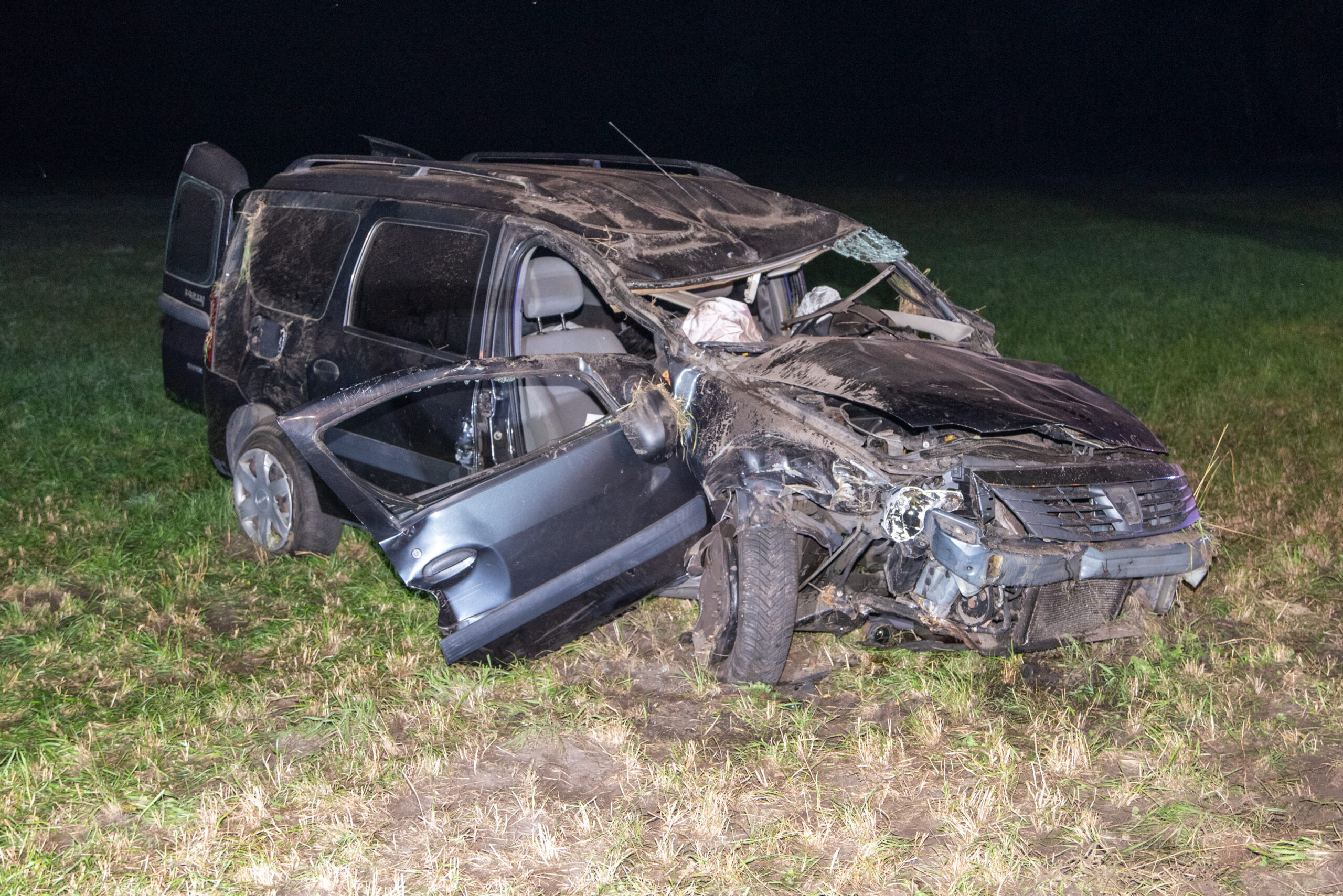 Ein völlig zerstörter Dacia, die Feuerwehr konnte den Fahrer nur noch tot aus dem Wrack bergen.