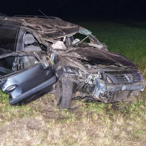 Ein völlig zerstörter Dacia, die Feuerwehr konnte den Fahrer nur noch tot aus dem Wrack bergen.
