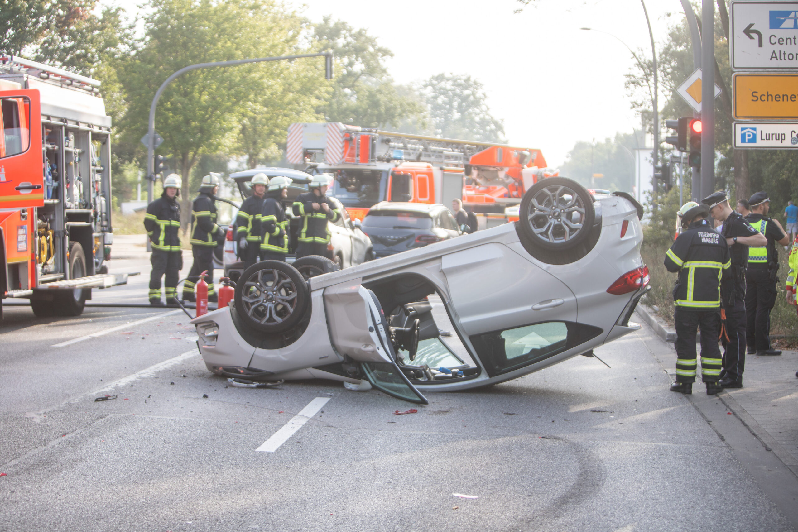 Bei dem Unfall auf der Elbgaustraße hat sich ein Auto überschlagen.