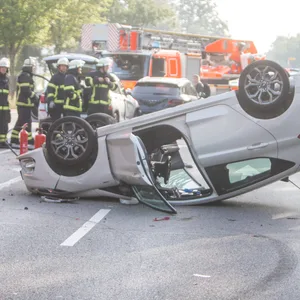 Bei dem Unfall auf der Elbgaustraße hat sich ein Auto überschlagen.