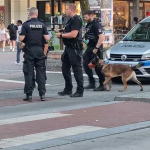 Die Polizei war mit einem Großaufgebot am Bahnhof Altona – auch ein Polizeihund war im Einsatz.
