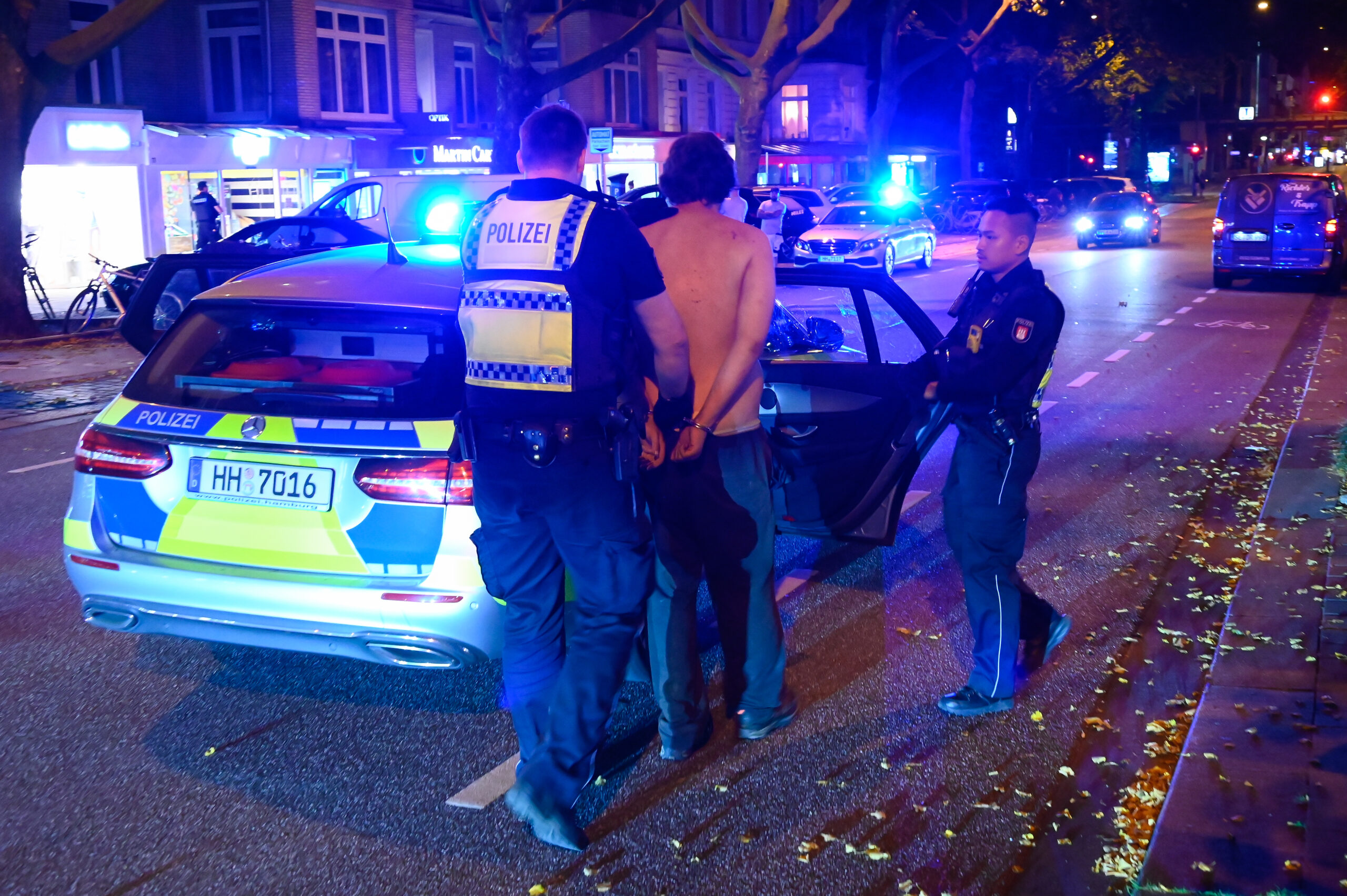 Der betrunkene Randalierer wurde auf die Wache gebracht.