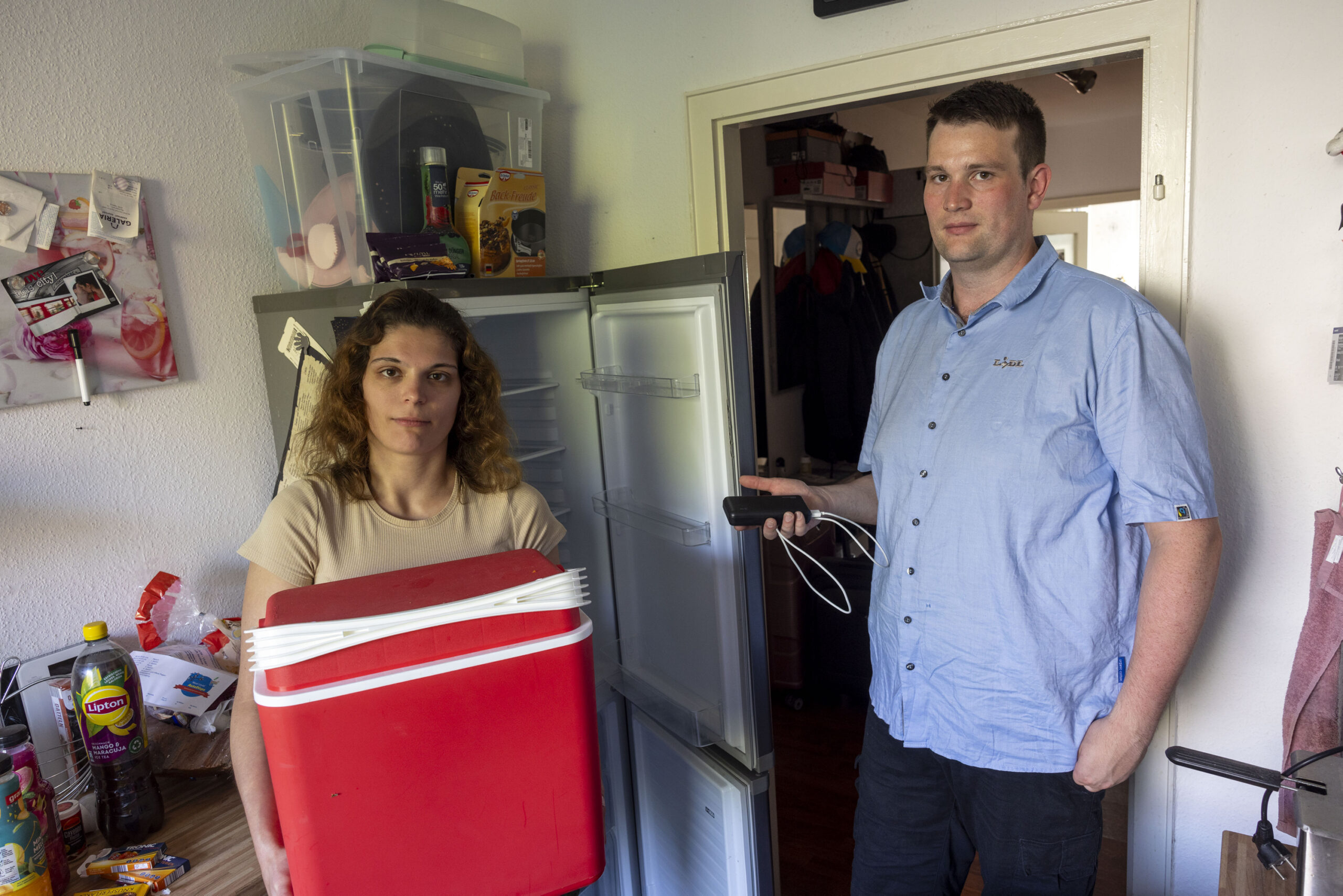 Martina Rabba (26) und Hendrik Müller (29) lebten neun Wochen lang ohne Strom – ihr Kühlschrank war aus, sie behalfen sich mit einer Kühlbox und einem Gasbrenner.
