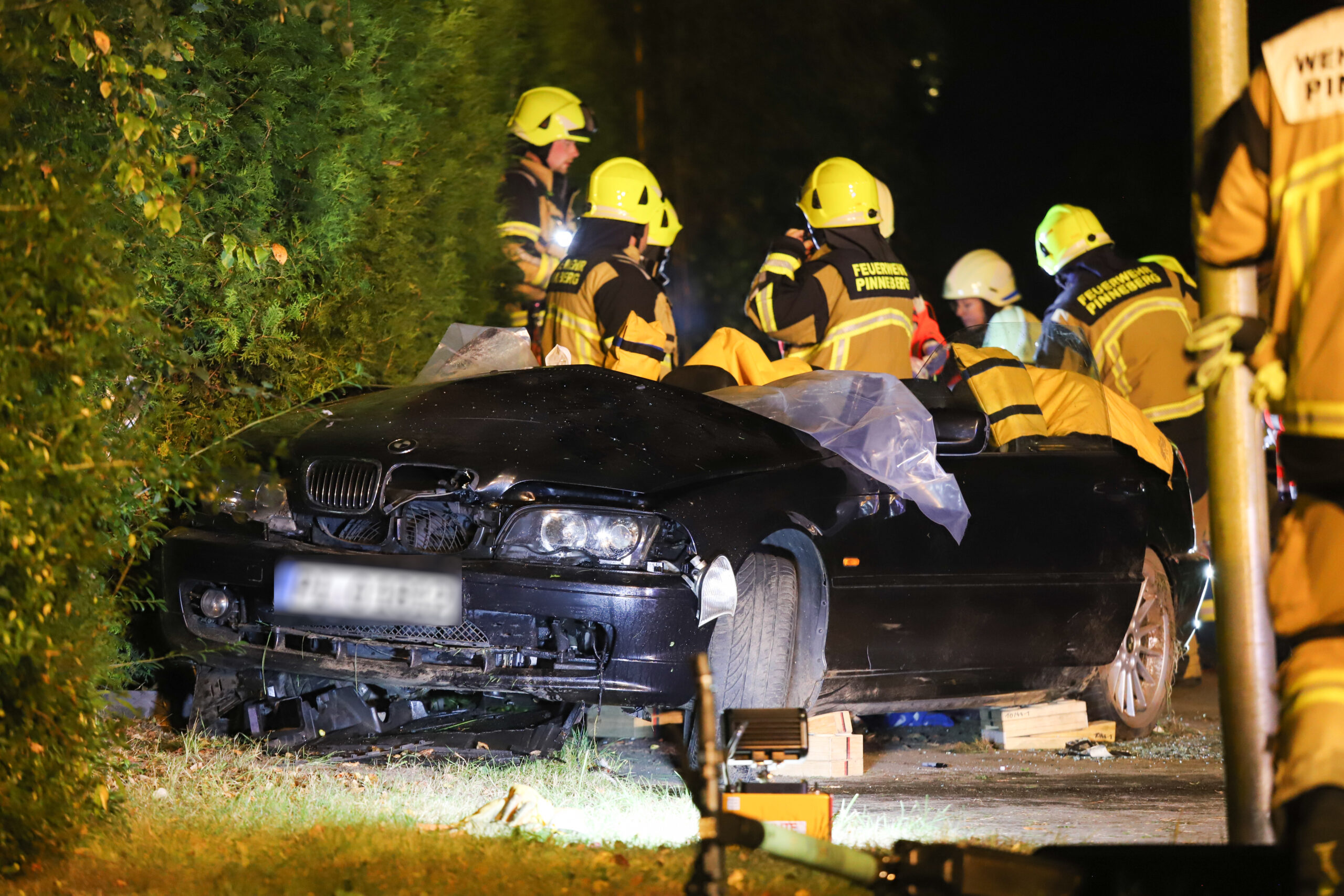 In dem BMW saßen drei Männer. Ein 26-Jähriger verstarb im Krankenhaus.