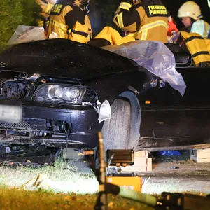In dem BMW saßen drei Männer. Ein 26-Jähriger verstarb im Krankenhaus.