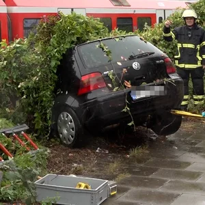 Das Auto wird aus dem Gleisbereich am Bahnhof Hamburg-Wilhelmsburg gezogen.
