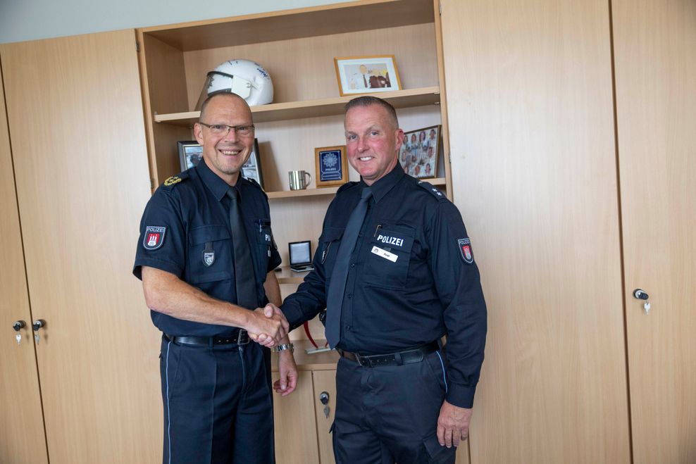 Matthias Tresp, Leiter der Schutzpolizei (l.) lobte Olaf Aust für seinen Einsatz in Spanien.
