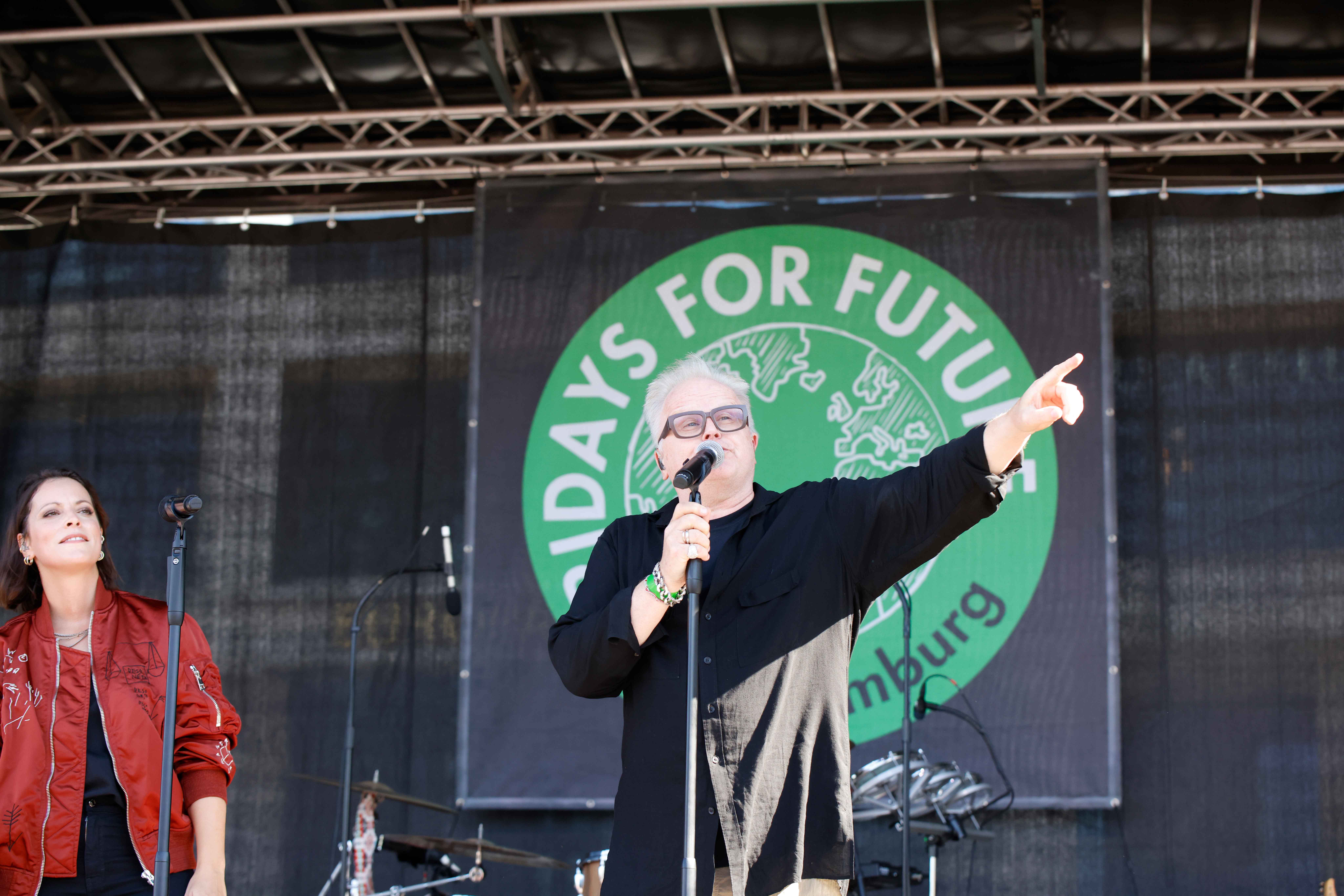 Herbert Grönemeyer steht zusammen mit Silbermond-Frontfrau Stefanie Kloß beim Klimastreik in Hamburg auf der Bühne.