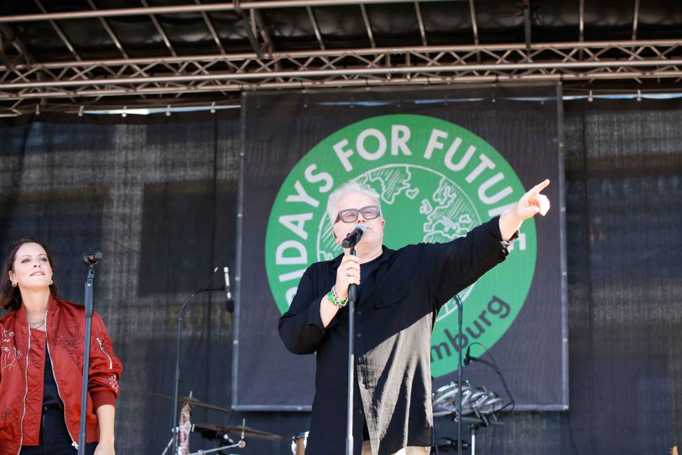 Herbert Grönemeyer steht zusammen mit Silbermond-Frontfrau Stefanie Kloß beim Klimastreik in Hamburg auf der Bühne.