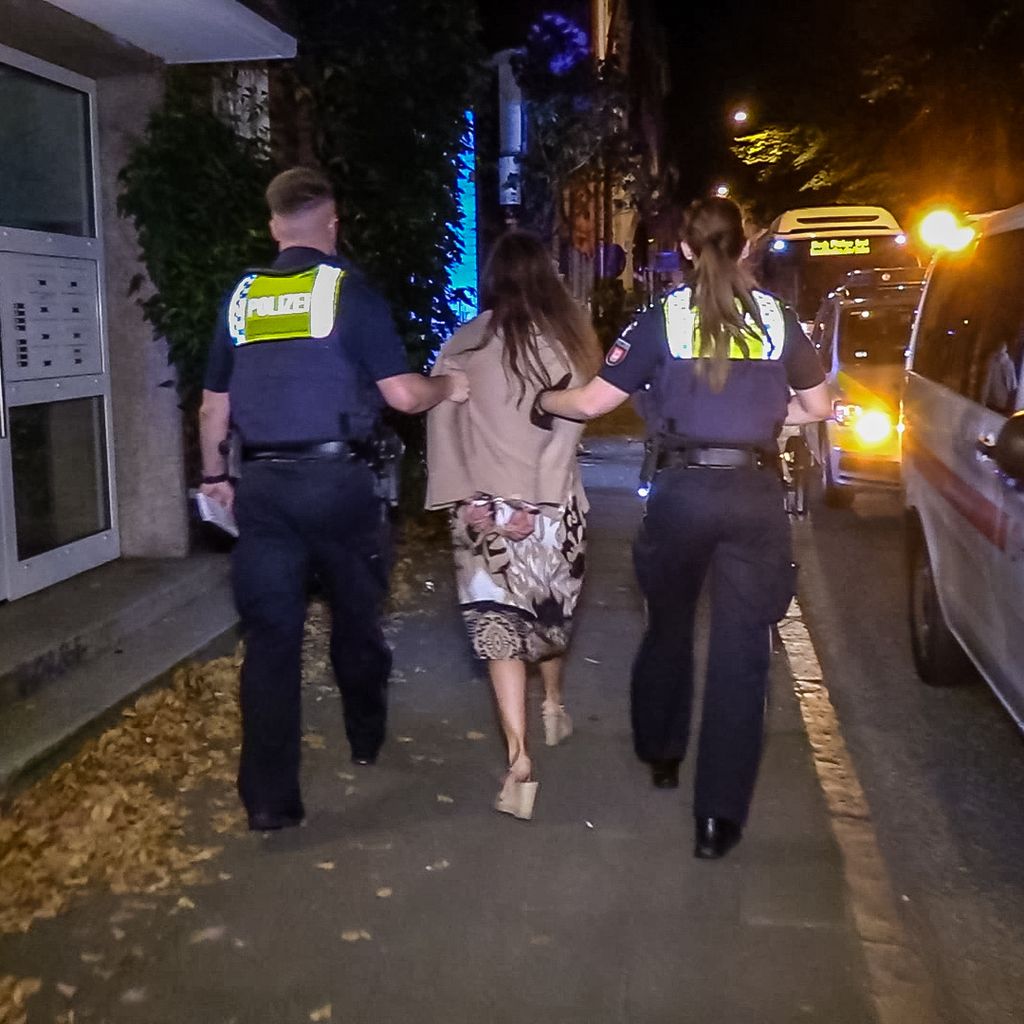 Betrunkene autofahrerin verursacht Unfall in Altona-Altstadt – später wird ein Polizist verletzt