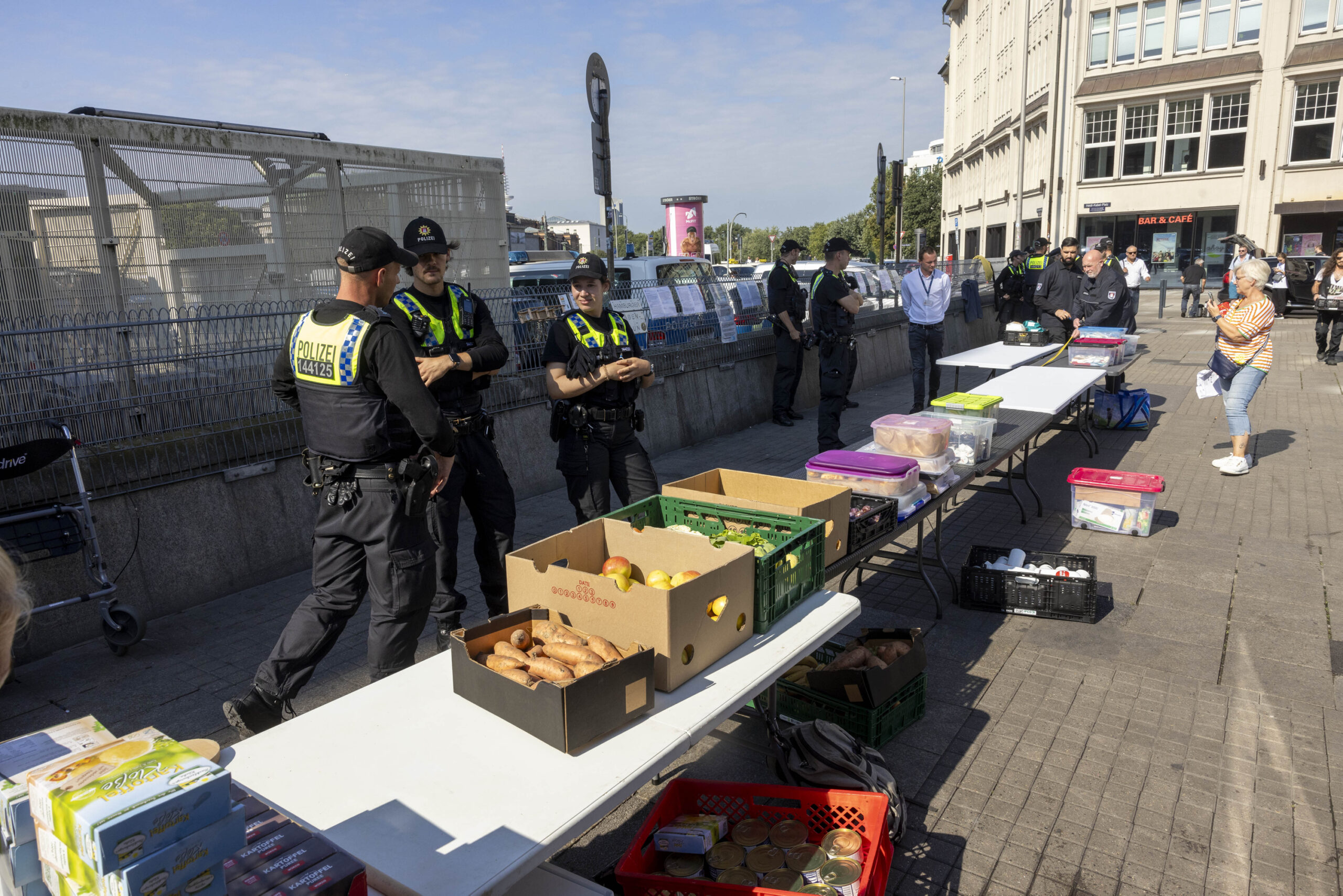 Polizei stoppt Lebensmittelverteilung an Obdachlose in Hamburg.