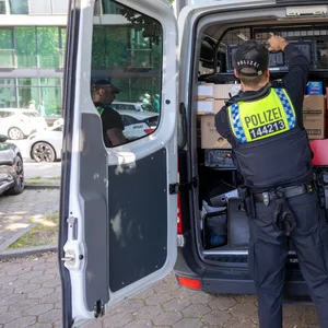 Polizist räumt Essen in einen Transporter
