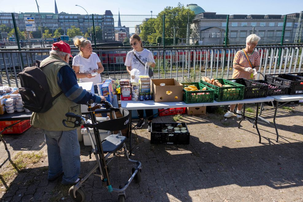 Essensausgabe auf Privatgrund am Bahnhof