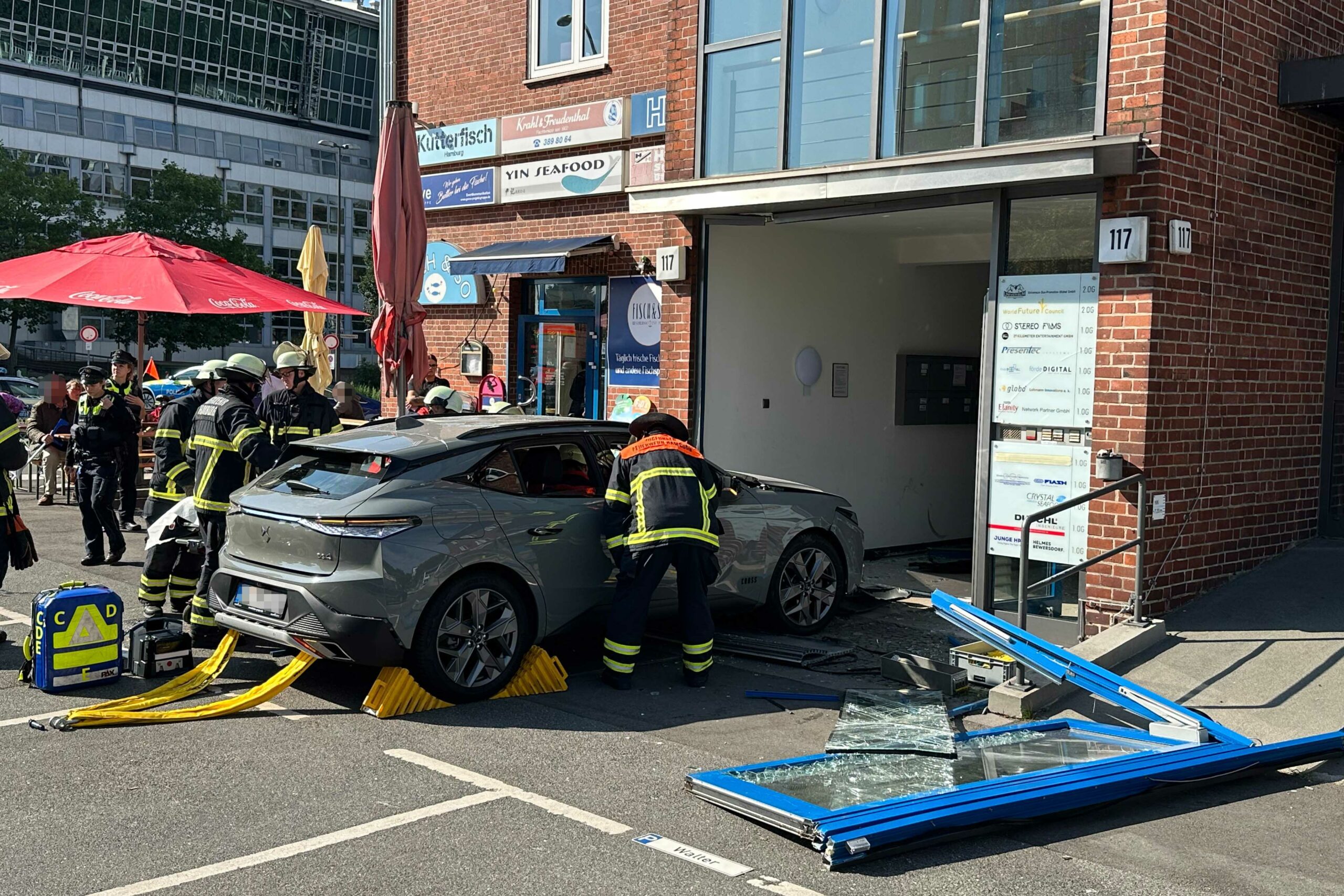 Senior verliert Kontrolle über Auto und rast in Gebäude