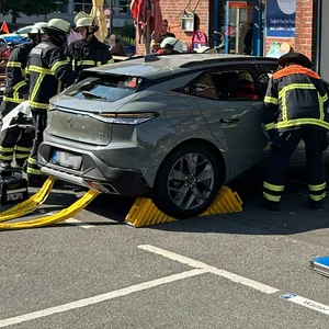 Senior verliert Kontrolle über Auto und rast in Gebäude