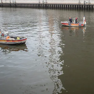Mann stürtzt in HaffenCity in Elbe – feuerwehr rettet ihn