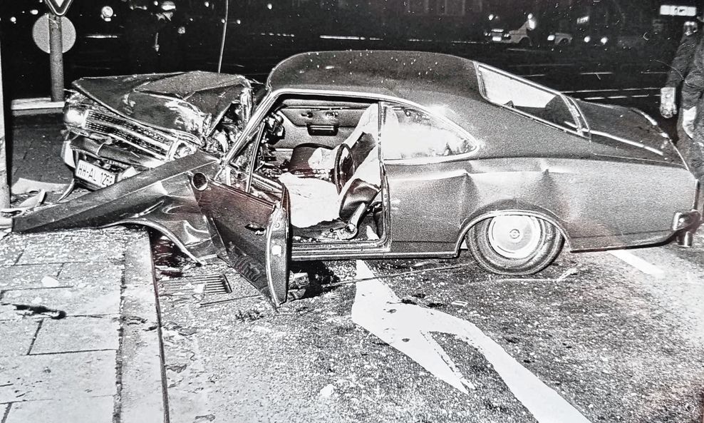 Dieser Opel crashte 1976 auf der Weidenallee in Eimsbüttel. Es war das erste Unfallfoto, das Thomas Hirschbiegel für die MOPO machte.