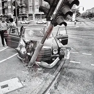 Bei diesem Unfall 1978 am Grindelberg prallten die beiden Mercedes-Insassen mit den Köpfen gegen die Windschutzscheibe.