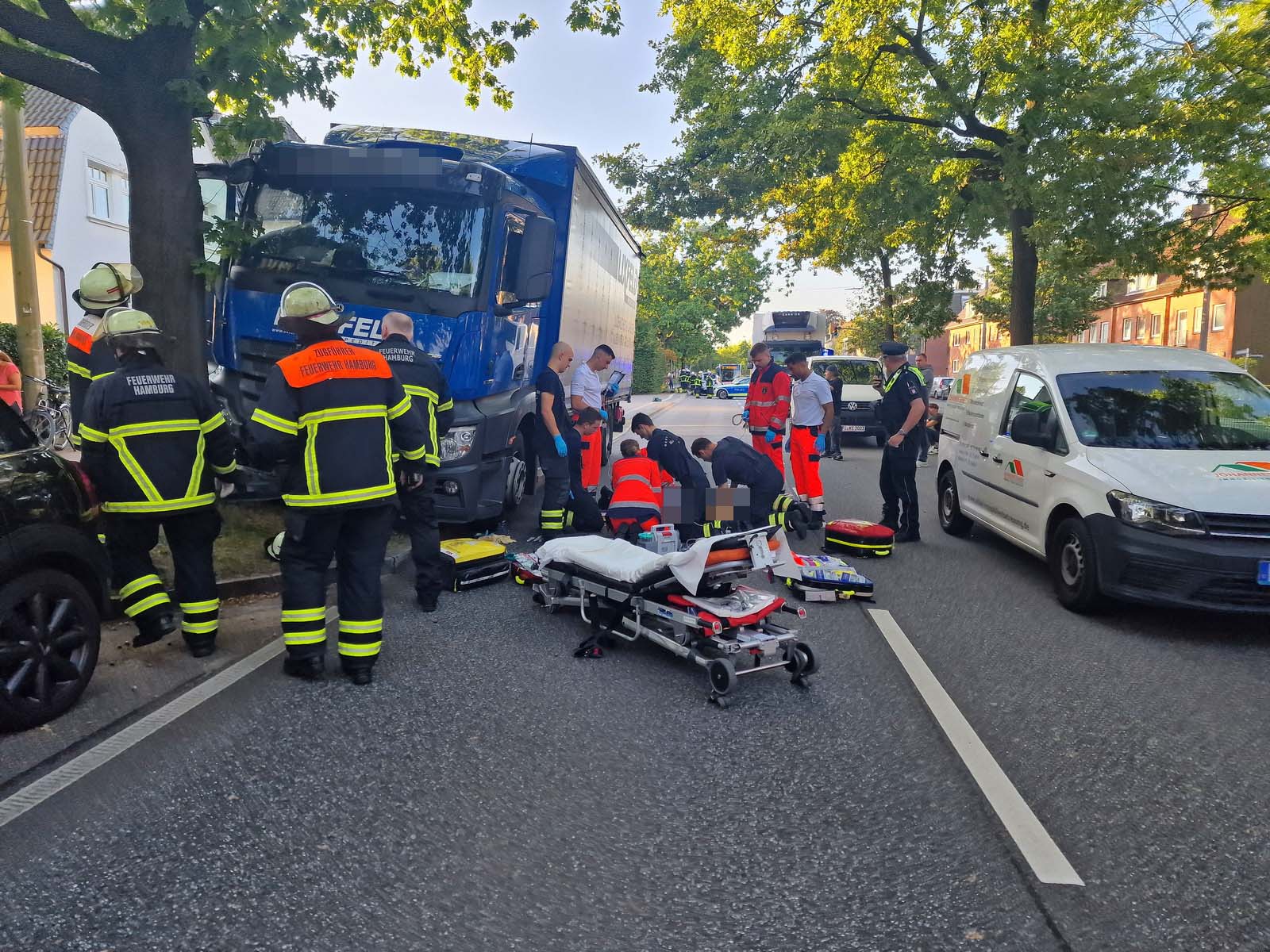 Fahrer hinter Lenkrad zusammengebrochen – Lkw rammt Bushaltestelle und Auto