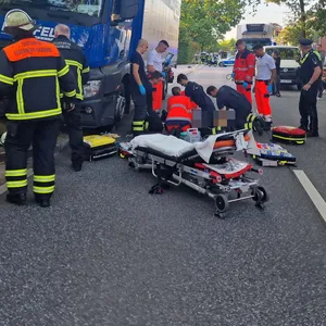 Fahrer hinter Lenkrad zusammengebrochen – Lkw rammt Bushaltestelle und Auto