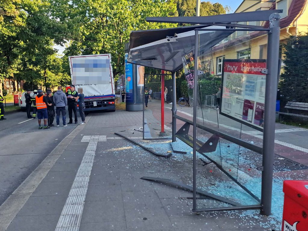 Lkw hinterlässt in Lokstedt Schneise der Verwüstung – Fahrer reanimiert