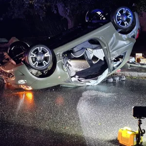 Eine 24-Jährige überschlug sich mit ihrem Fiat – nach dem Unfall schlug sich ihr Freund mit ihrer Familie