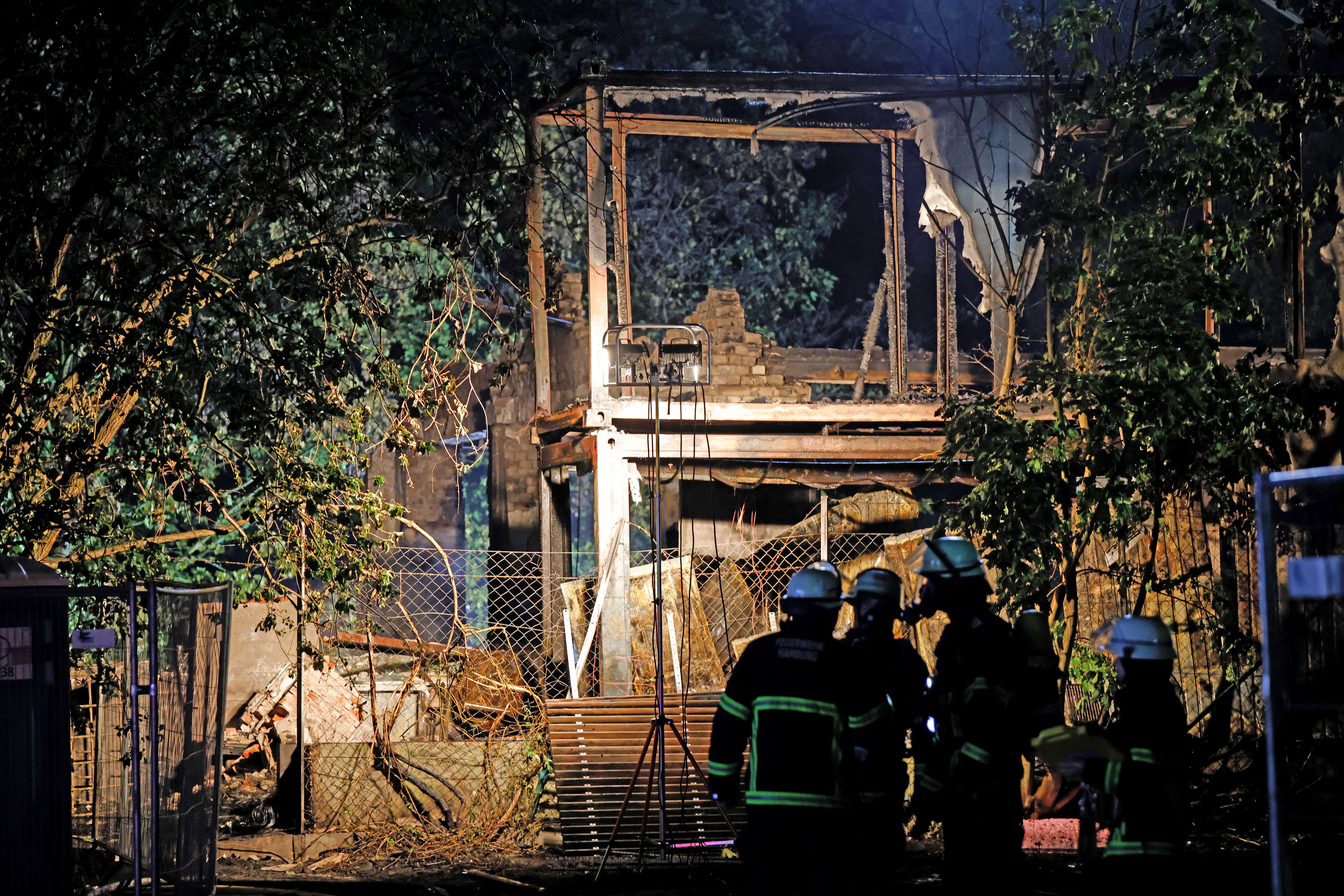 Zwei Kfz-Werkstätten und ein Teppichlager gingen in der Nacht aus noch unbekannten Gründen in Flammen auf.