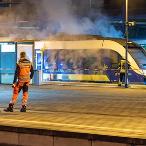 Der Zug musste evakuiert werden. Die Feuerwehr löschte den Brand im Motorraum.