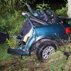 Die Kollision war so stark, dass das Auto in zwei Teile gerissen wurde.